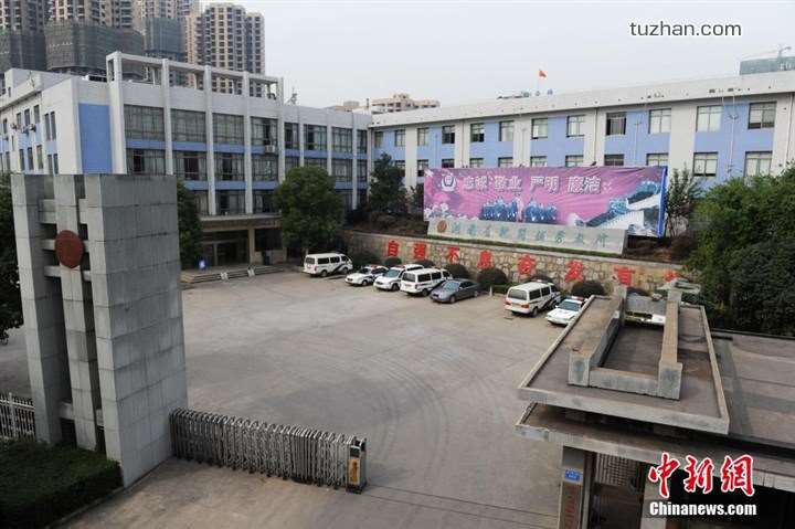 長沙市坪塘勞動教養(yǎng)管理所采購我公司定制生產的11KW二用一備自來水加壓泵站一套，本設備供水范圍為5公里，供水人數(shù)為3600人，目前本自來水加壓泵站運行平穩(wěn)，高效節(jié)能，受到了管理所的一致好評！